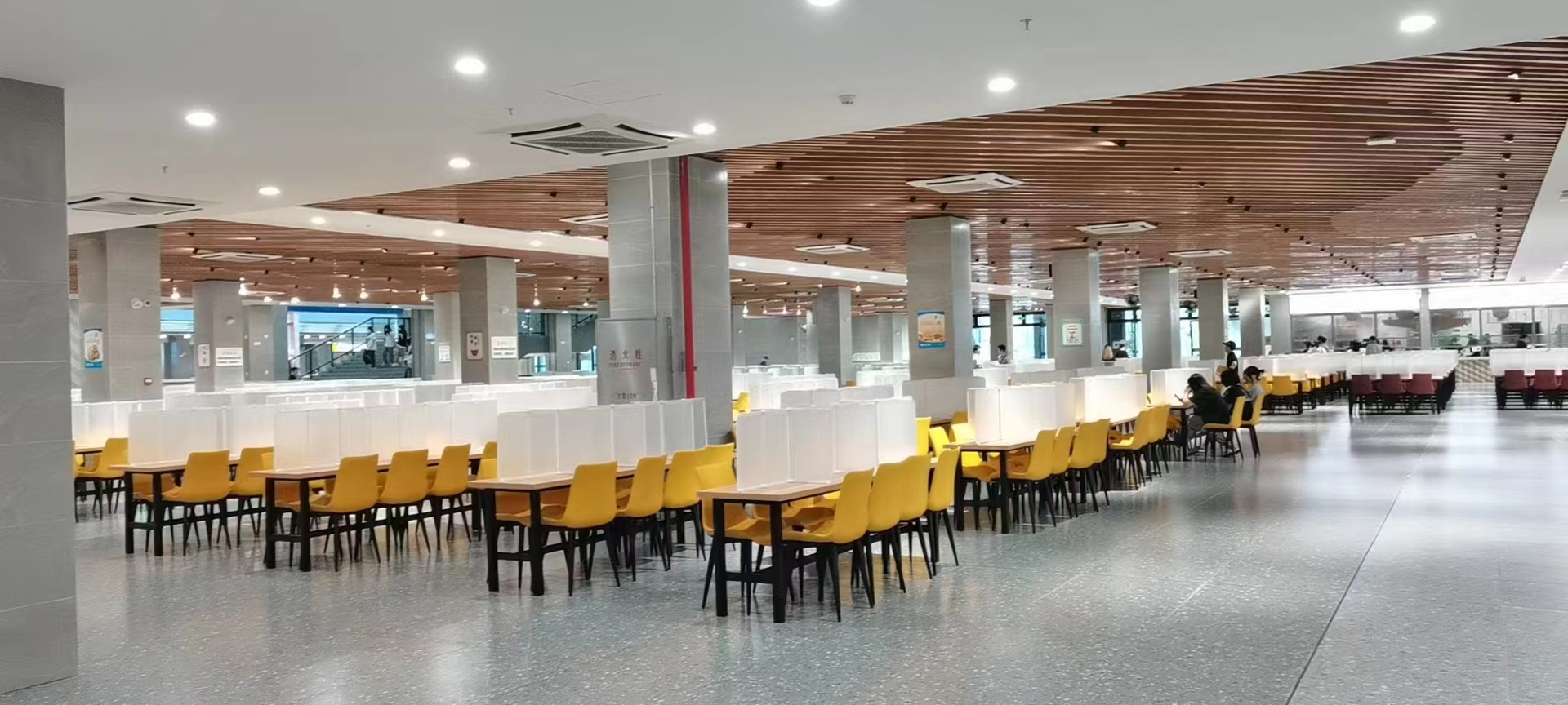 广州科技应用学院饭堂2.jpg